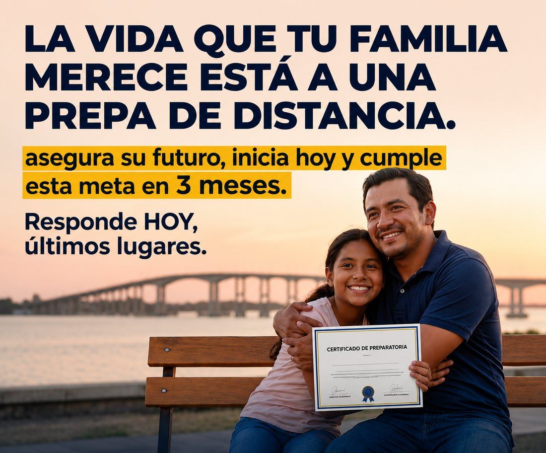 Padre de familia con su hija sosteniendo su certificado de preparatoria Prepa12