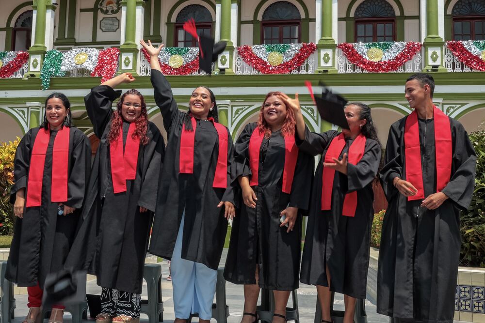 Alumnos graduados de Prepa12 con toga y birrete