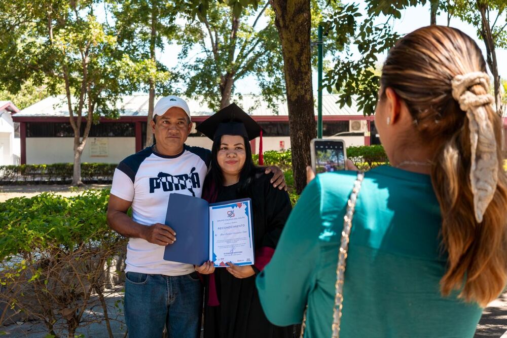 Entrega de reconocimiento a egresada de Prepa12