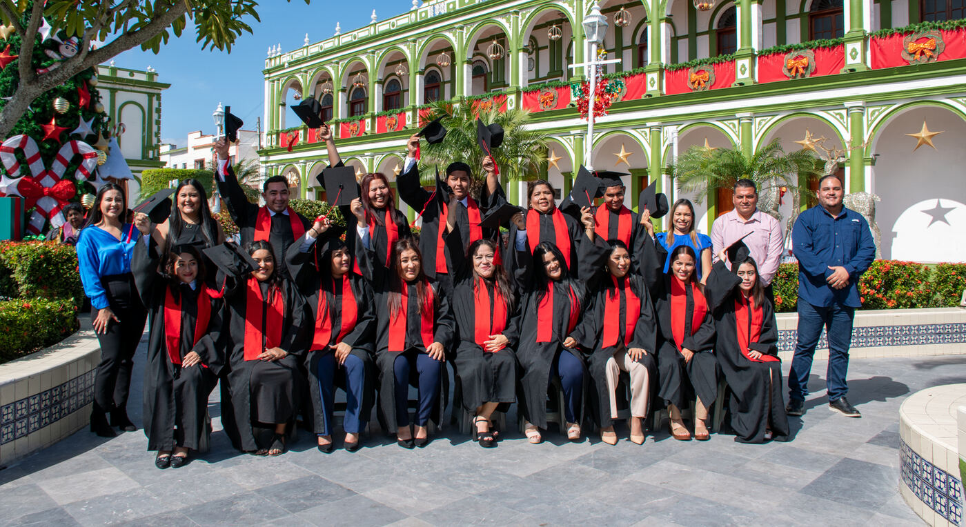 Generación de Prepa12 lanzando birretes frente al palacio de Alvarado