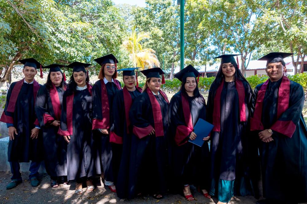 Familia celebrando a egresada de Prepa12