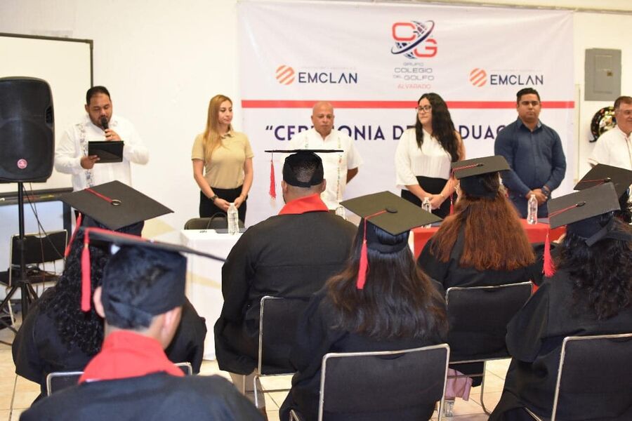 Alumnos graduados de secundaria con Prepa12