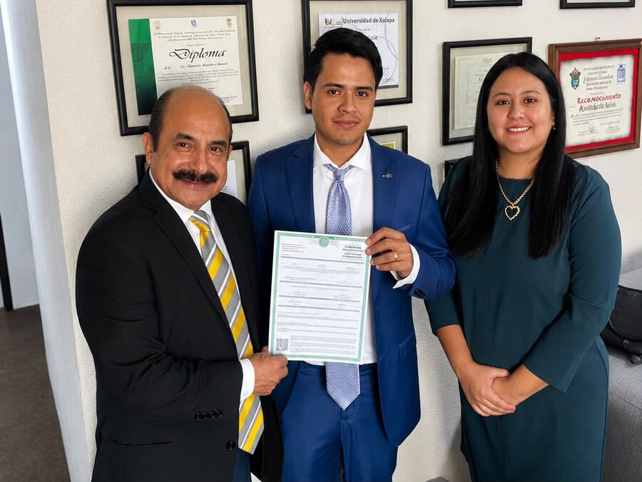 Firma de convenio de titulación por experiencia laboral